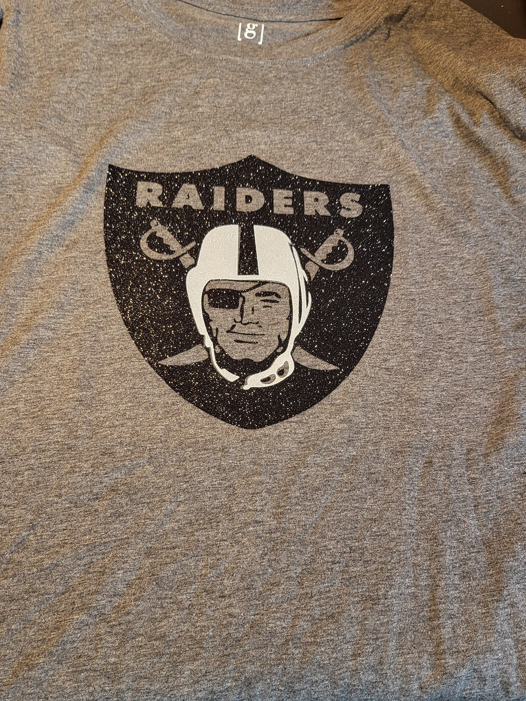 Las Vegas Raiders Glitter Logo T-Shirt – Silver & Black Sparkle Fan Tee (white helmet)