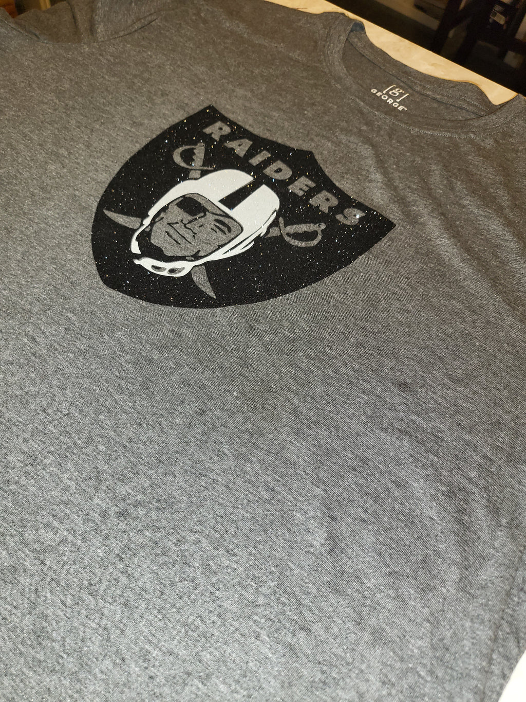 Las Vegas Raiders Glitter Logo T-Shirt – Silver & Black Sparkle Fan Tee (white helmet)