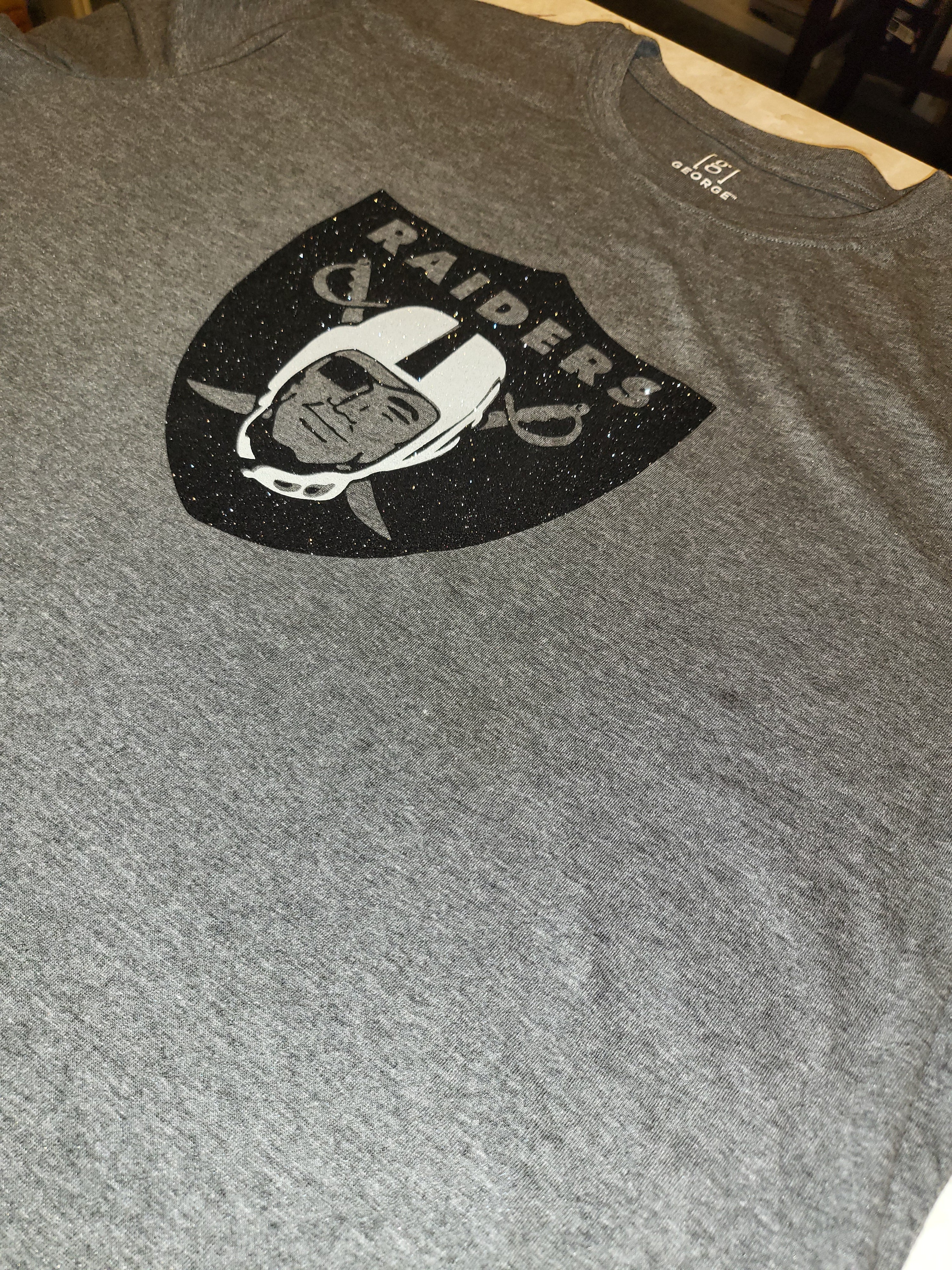 Las Vegas Raiders Glitter Logo T-Shirt – Silver & Black Sparkle Fan Tee (white helmet)